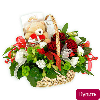 Хризантемы и розы в корзине